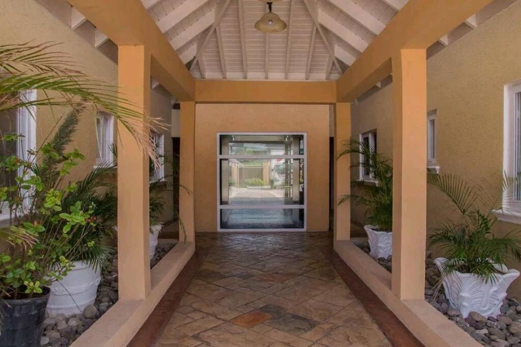 Central Upscale New Kingston Apt With Pool Exterior foto